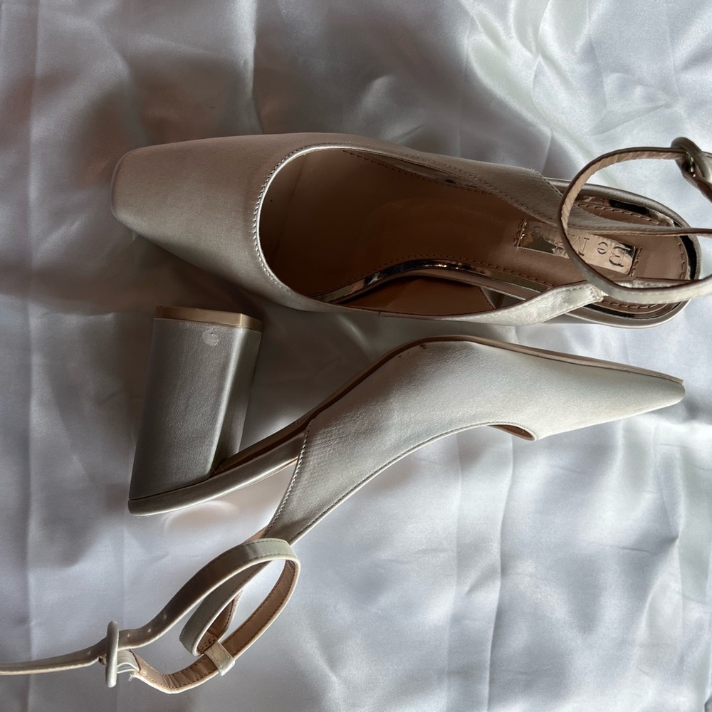 Elegant Ivory Satin Women's Shoes - Picture 2 of 3